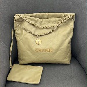 Chanel 22 medium tote bag